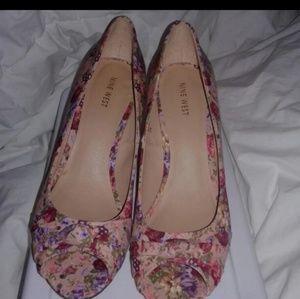 NWOT Nine West Floral Pin Up Peep Toe Wedge sz 9.5